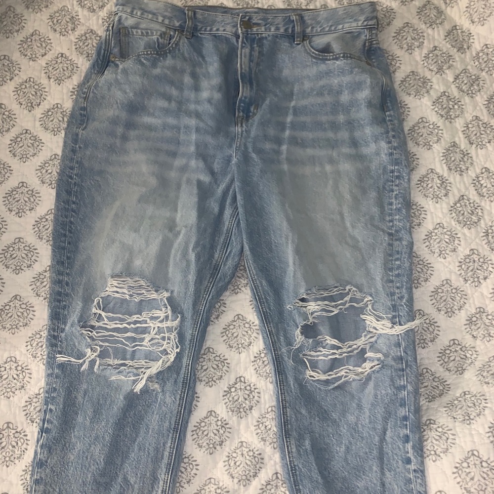 16 short American Eagle Mom Jeans Light Wash